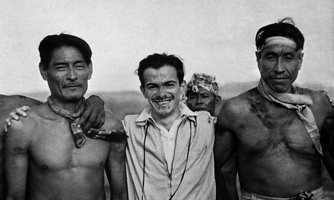 Darcy Ribeiro com índios Kadiwéu, Mato Grosso do Sul, 1947. Foto Berta Ribeiro 